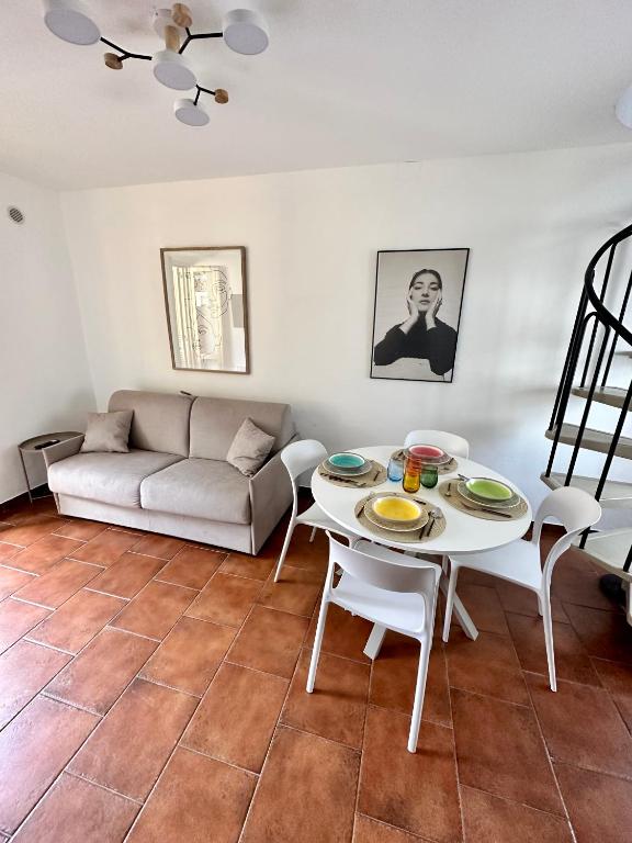 ein Wohnzimmer mit einem Sofa und einem Tisch in der Unterkunft Casa Cibrario - vicino Porta Susa F.S. in Turin