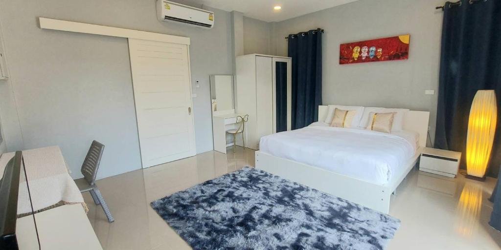 Giường trong phòng chung tại Patrick villa phuket