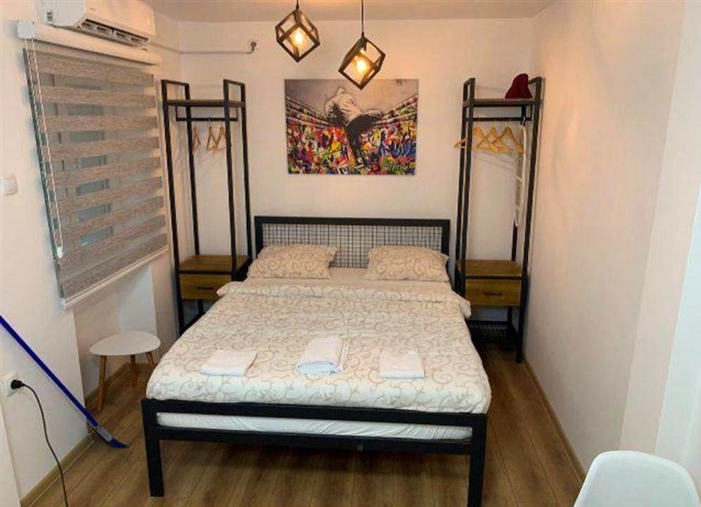Un dormitorio pequeño con una cama en una habitación. en Cozy & fully equipped studio in the heart of downtown and next to Kalemegdan, en Belgrado