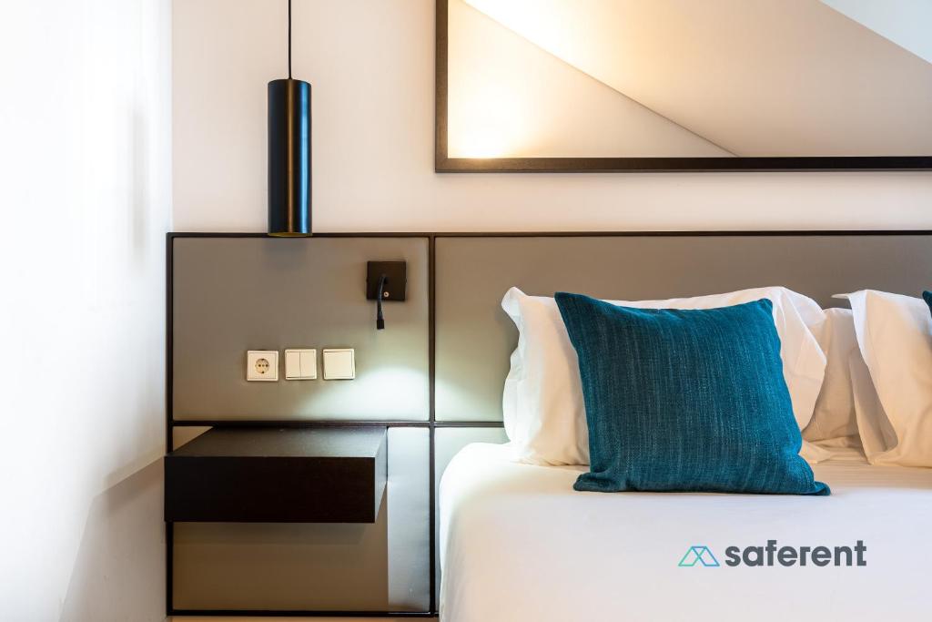una camera con letto e cuscino blu di Exclusive Top Floor 2BD by the TimeOut market a Lisbona