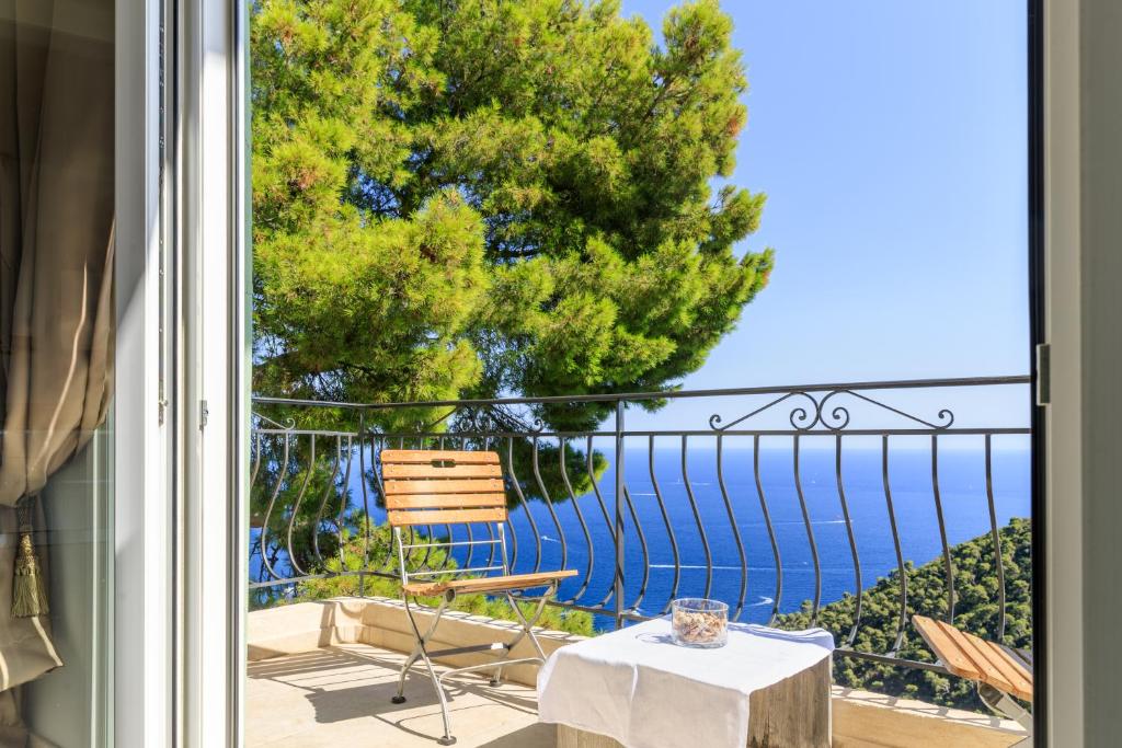 een balkon met uitzicht op de oceaan bij Sea view apartment between Nice and Monaco - 1 in Villefranche-sur-Mer