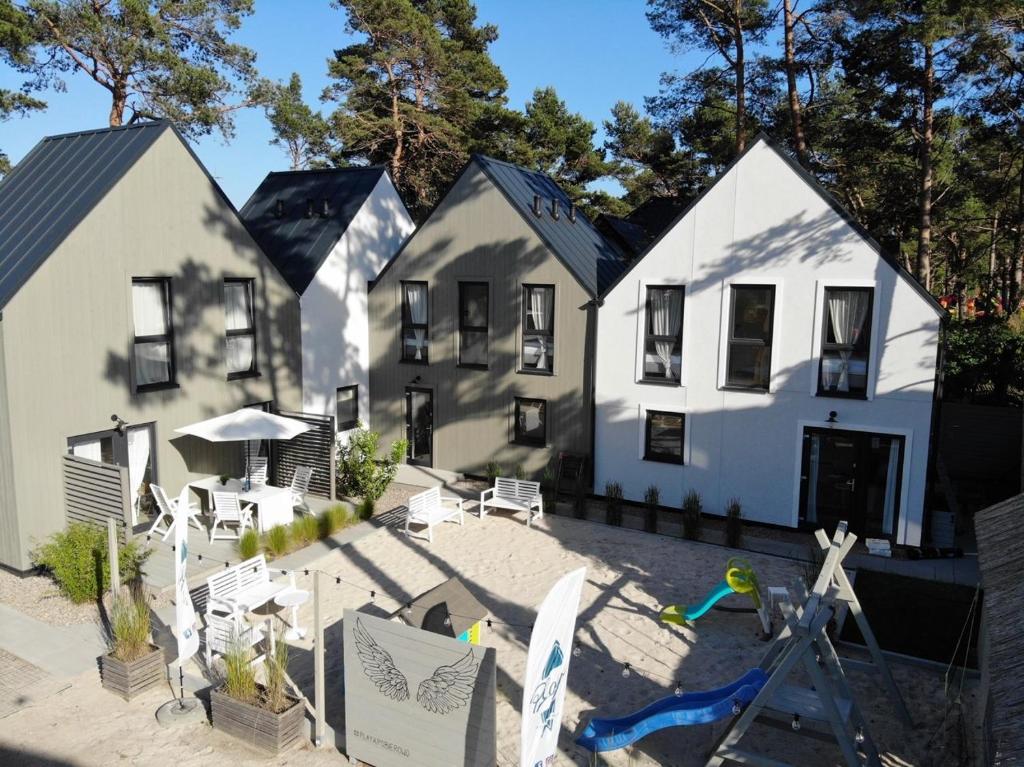una vista aerea di una casa con parco giochi di Playa Pobierowo a Pobierowo