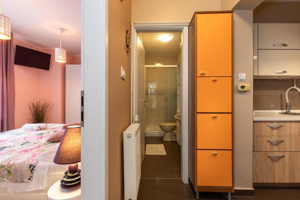 Mały pokój z łóżkiem i łazienką w obiekcie Apartman Ruza w Krku
