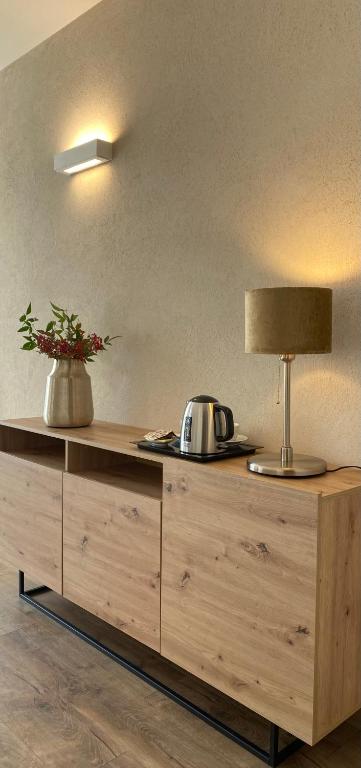 un armadio in legno con una lampada sopra di Residence Dalco Suites & Apartments a Limone sul Garda