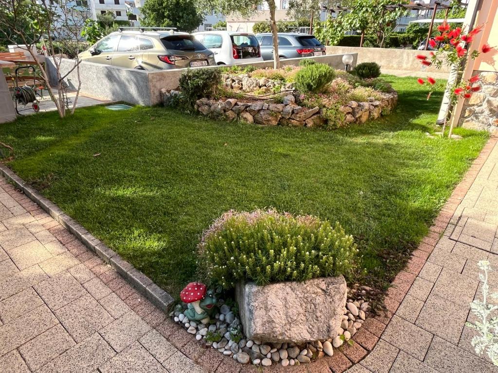 Ogród w obiekcie Apartman Ruza