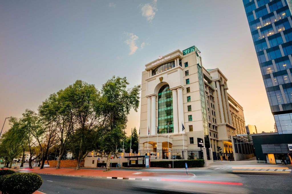 ein Gebäude in einer Stadtstraße mit einer Straße in der Unterkunft Southern Sun Sandton in Johannesburg