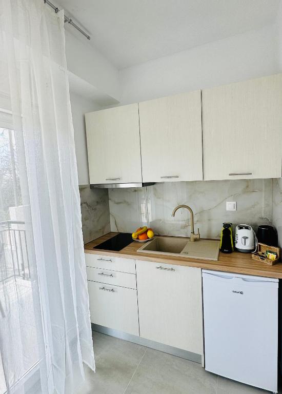 Kuchyňa alebo kuchynka v ubytovaní Bella House Nikiti