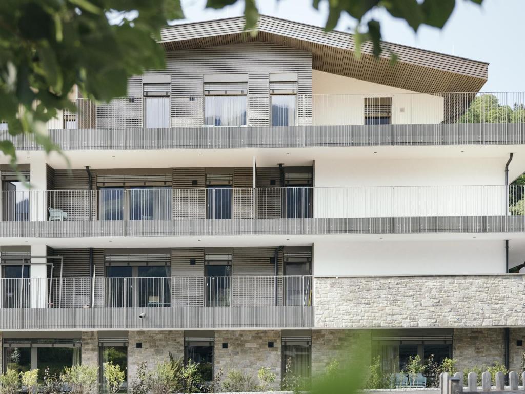 een extern uitzicht op een gebouw met balkons bij REMIND Apartements Brixental in Brixen im Thale