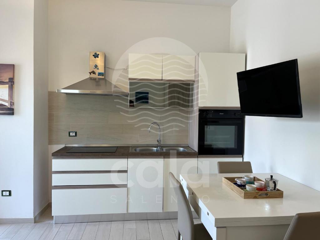 eine Küche mit einer Spüle und einer Arbeitsplatte in der Unterkunft Villino Mediterraneo n°1 in Porto Cesareo