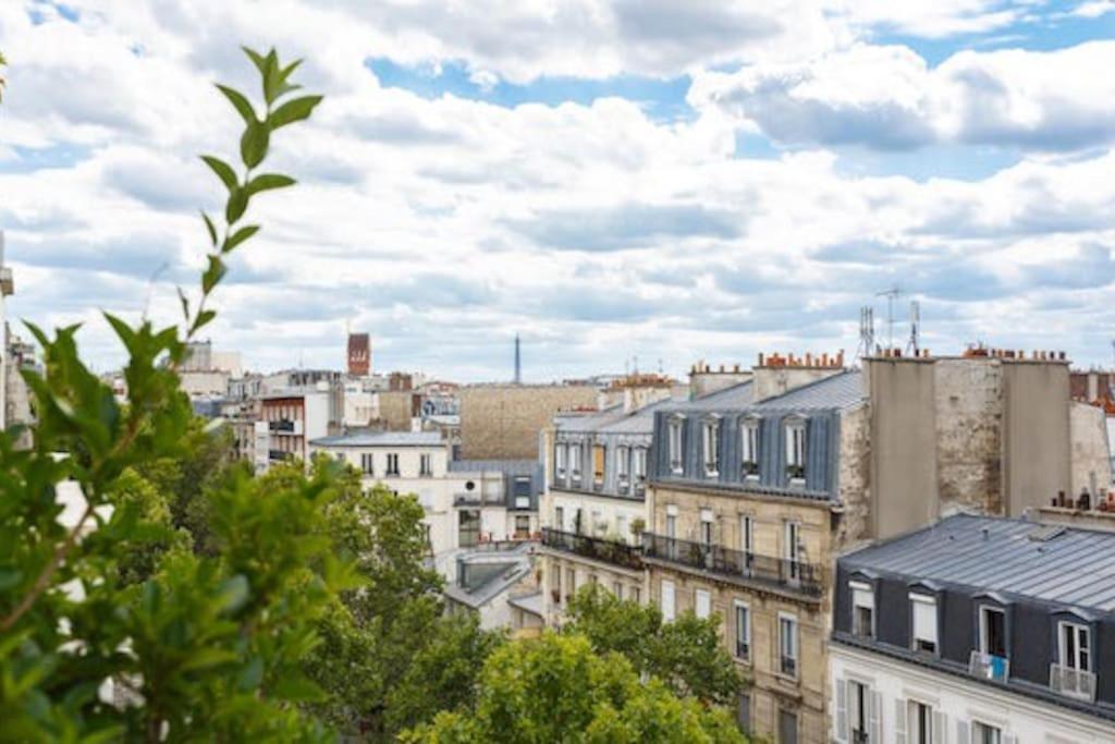 une vue d'une ville avec des bâtiments dans l'établissement Modern Guy Moquet CityCosy, à Paris