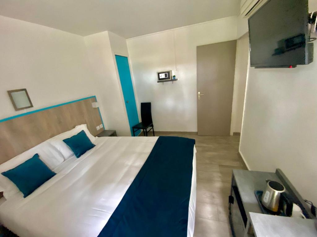 The Originals City, Hôtel Azur, Fos-sur-Mer - Two Connecting Double Rooms