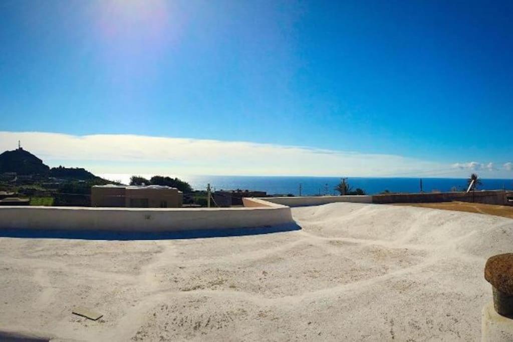 een skateboardhelling met de oceaan op de achtergrond bij Dammuso Civulia in Scauri