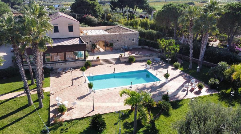 vista aerea di una casa con piscina di Azienda Agrituristica Baglio Carta a Balestrate