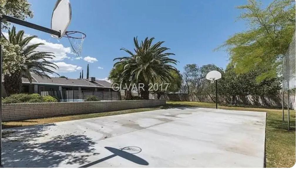 een basketbalveld met een basketbalring in een tuin bij Luxury Home with private pool and full size basketball court in Las Vegas