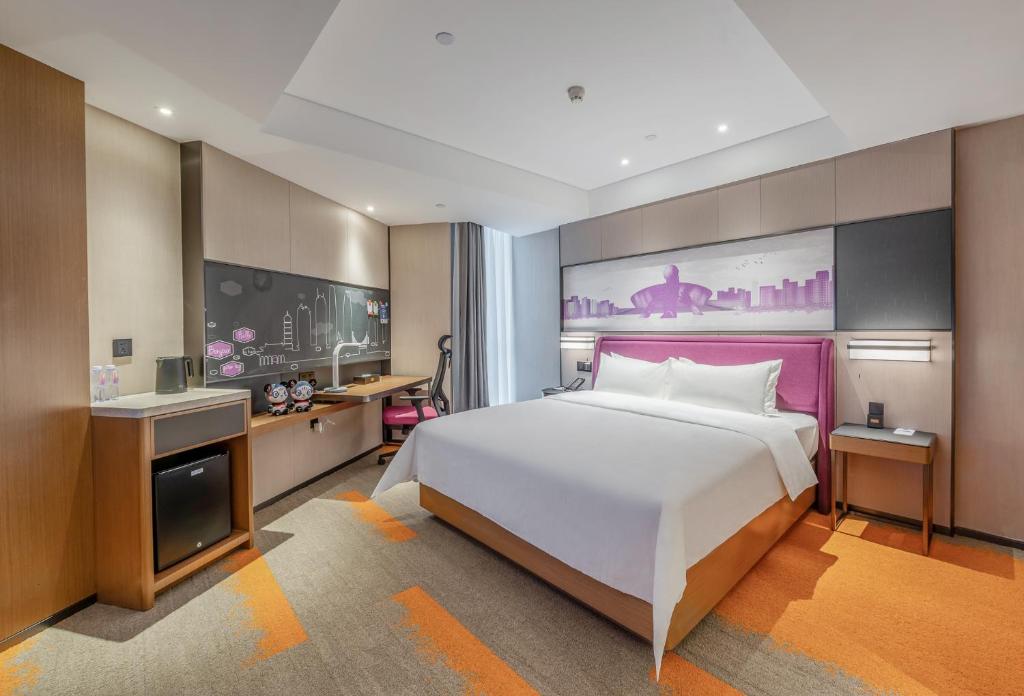 Postel nebo postele na pokoji v ubytování Hampton by Hilton Dongguan Central Plaza