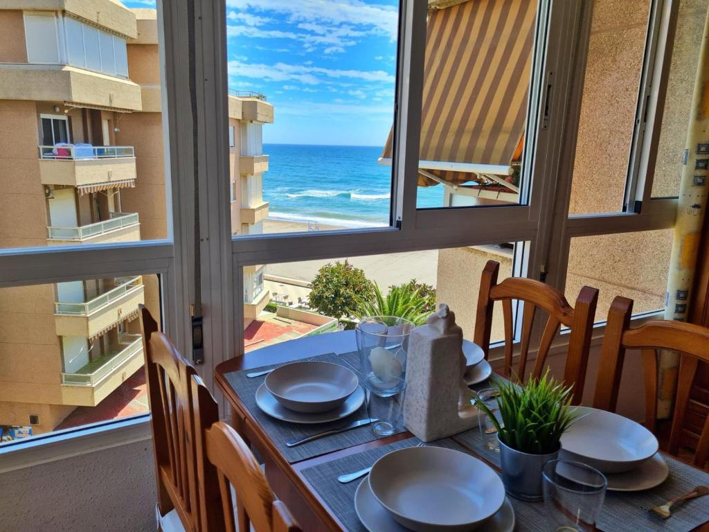 - une table à manger avec vue sur l'océan dans l'établissement Apartamento 64F, à Malaga