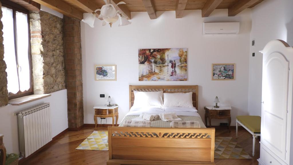 A bed or beds in a room at B&B QUINTARELLI
