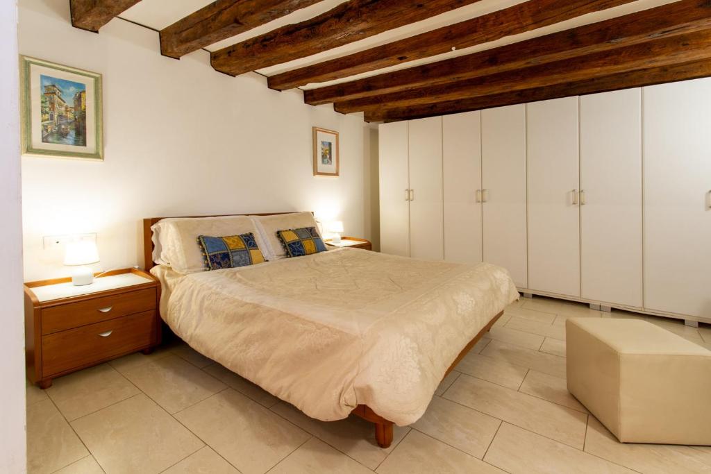 een slaapkamer met een groot bed en witte kasten bij Art Dreams Apartment Dimora Casanova in Venetië