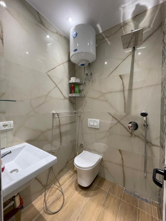 Modern 1 Bedroom City Apartment - Image 6