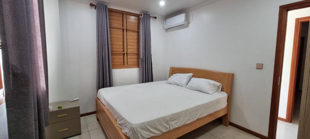 ein kleines Schlafzimmer mit einem Bett und einem Fenster in der Unterkunft Nena Accomodations in Nadi