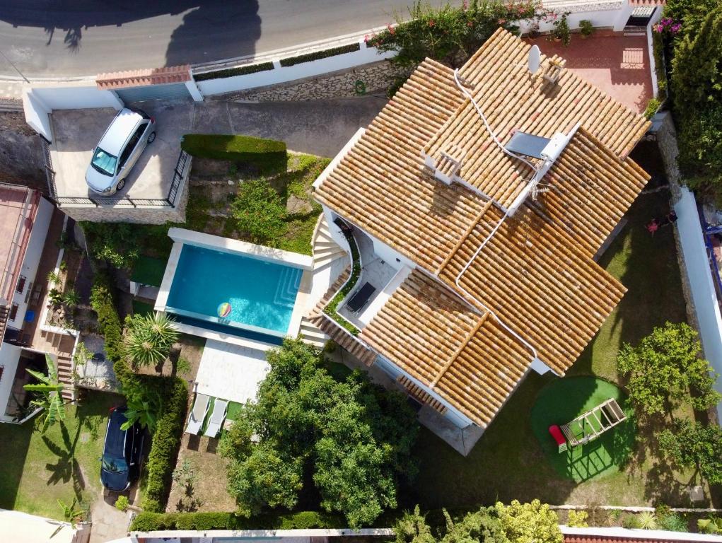 Cette chambre offre une vue sur une maison dotée d'une piscine. dans l'établissement Excellent recently renovated villa in Torremuelle, à Torremuelle
