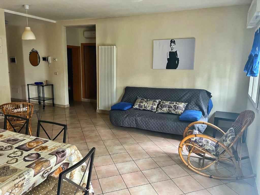 een woonkamer met een bank en een tafel bij Villetta Audrey al Mare in Riccione