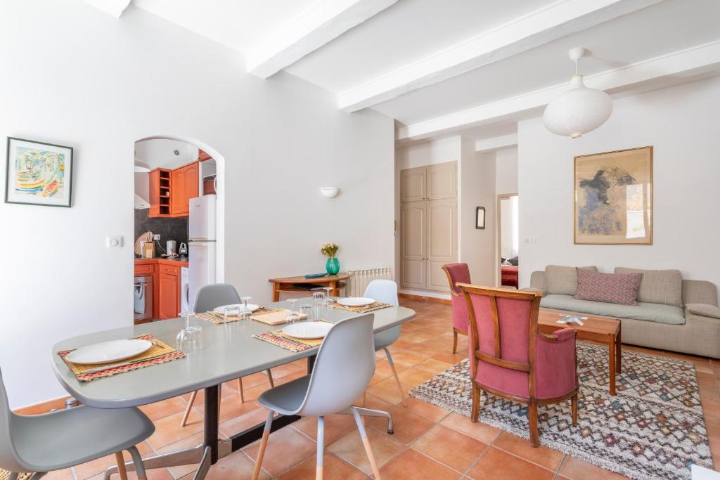 - une salle à manger et un salon avec une table et des chaises dans l'établissement La Piazzetta - Terrasse au calme, à Marseille