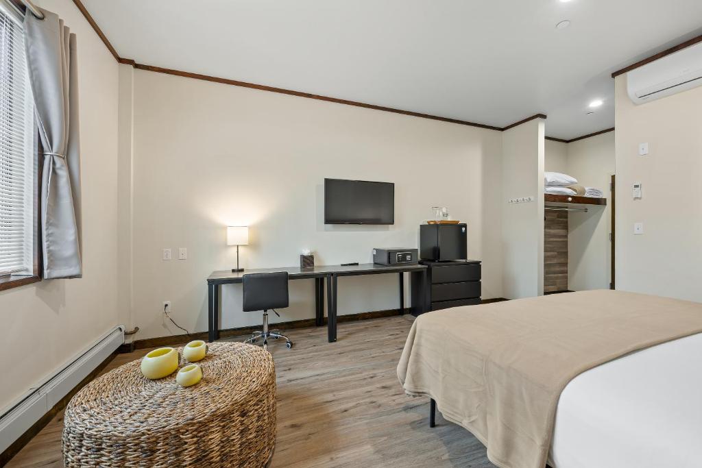 Postel nebo postele na pokoji v ubytování Highbridge Hotel