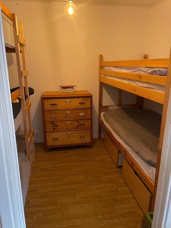 1 Schlafzimmer mit 2 Etagenbetten und einer Kommode in der Unterkunft Mitt i Sveg, Färjegatan 6 in Sveg