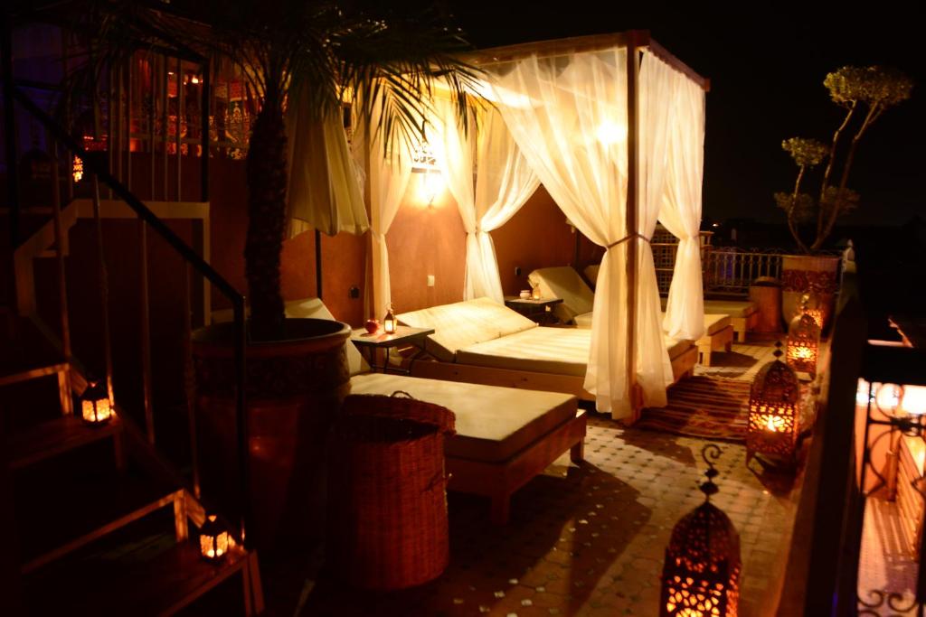 ein Schlafzimmer mit einem Bett und einem Baldachin in der Unterkunft Riad Bab Nour in Marrakesch