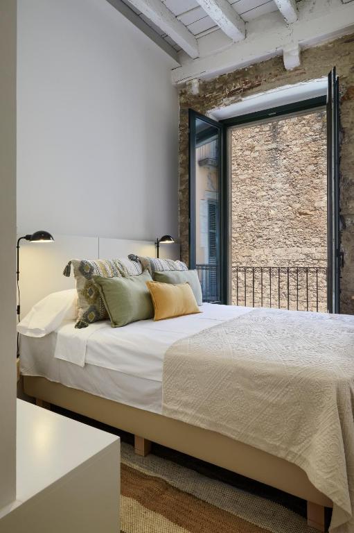 Postel nebo postele na pokoji v ubytování Canvas Apartments & Lofts Girona