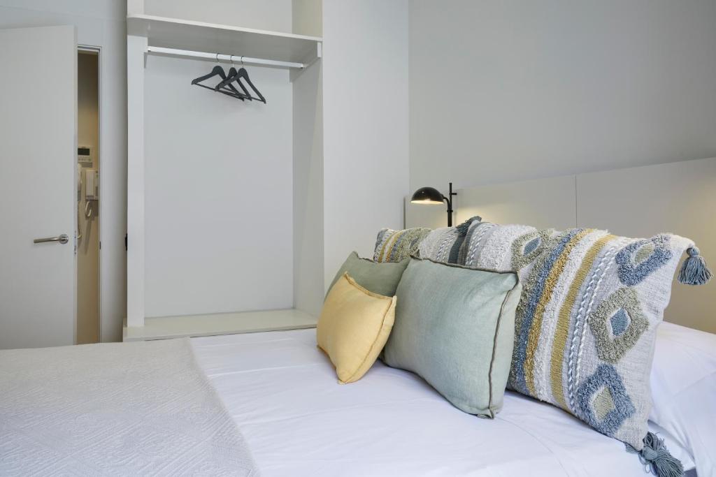 Postel nebo postele na pokoji v ubytování Canvas Apartments & Lofts Girona