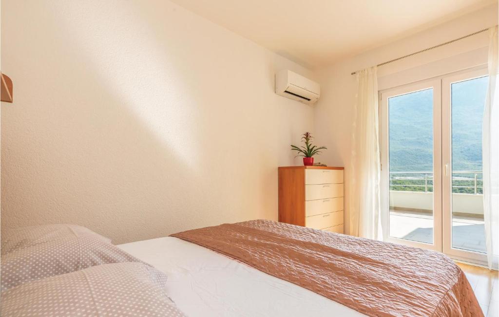 Posteľ alebo postele v izbe v ubytovaní 3 Bedroom Awesome Home In Zagvozd