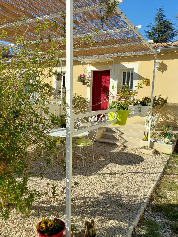 dom z ławką na podwórku w obiekcie Location saisonnière en Provence w mieście Rochefort-du-Gard