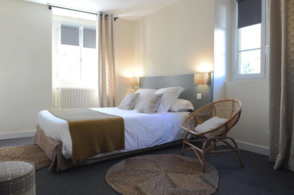 Postel nebo postele na pokoji v ubytování Logis Hôtel du Chêne