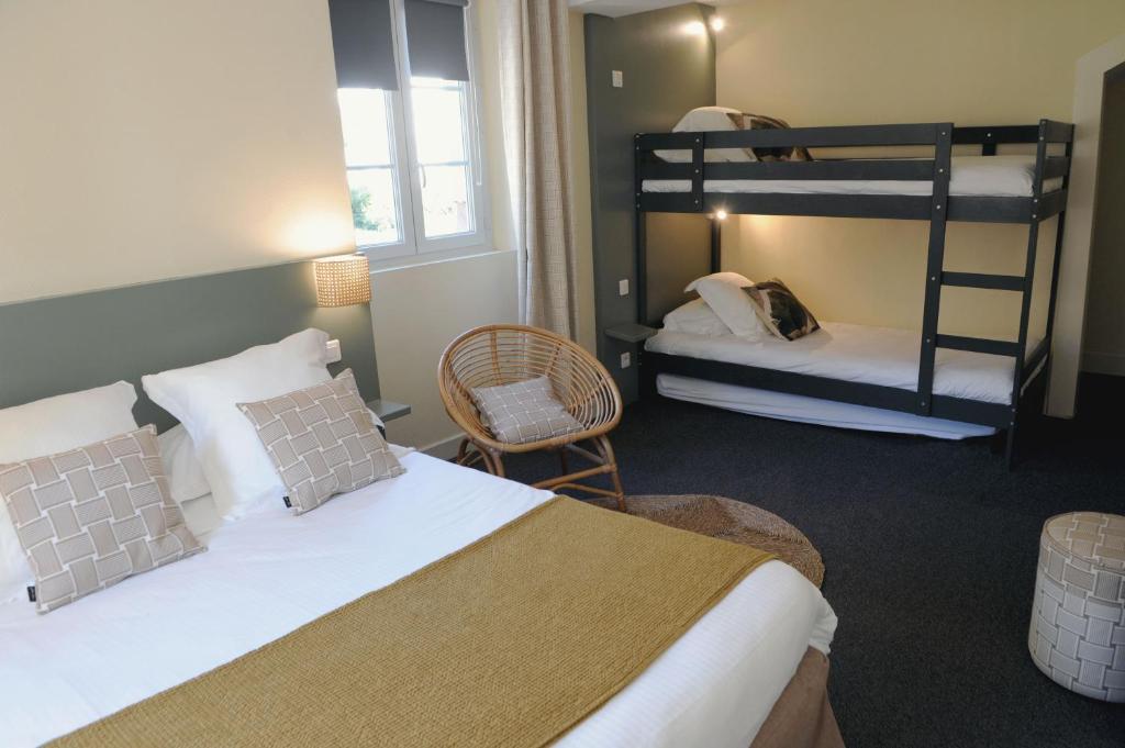 Postel nebo postele na pokoji v ubytování Logis Hôtel du Chêne