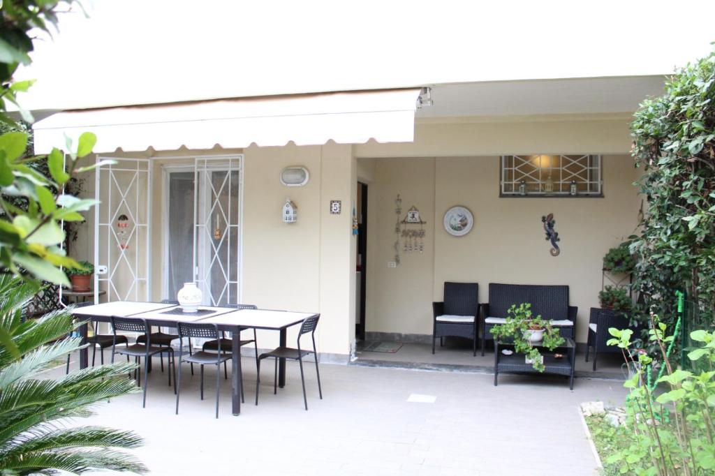 une terrasse avec une table et des chaises. dans l'établissement Residence Apuamare, à Pietrasanta