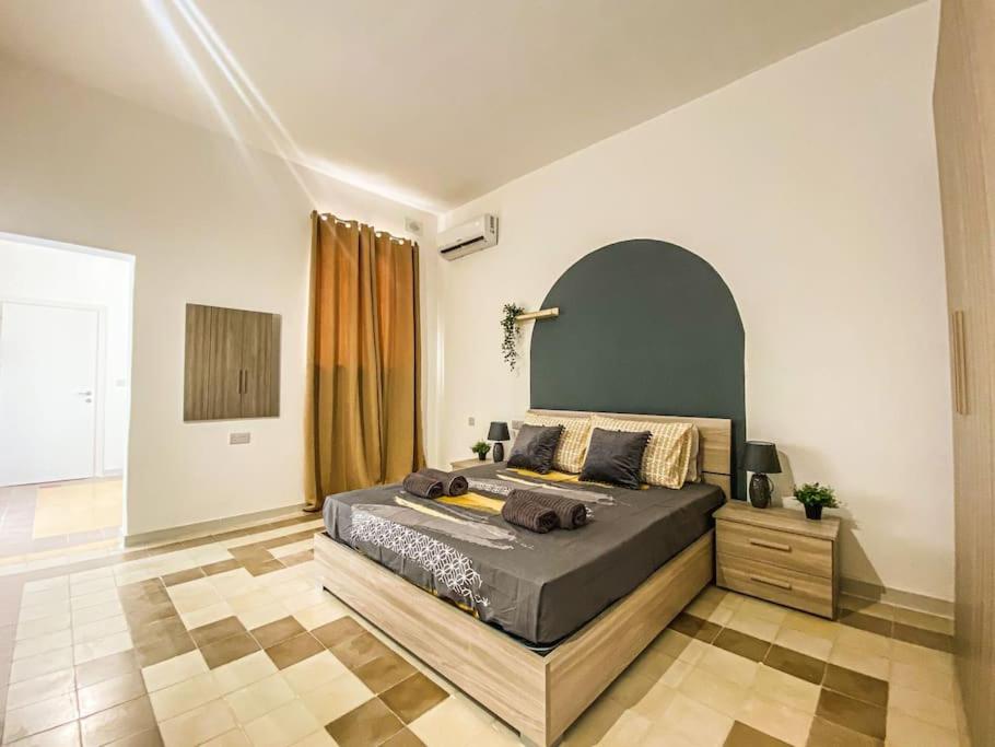 a bedroom with a large bed in a room at Spacious 1 bedroom apartment in Gzira 5 in Il-Gżira