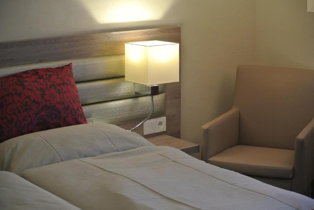 
Ein Bett oder Betten in einem Zimmer der Unterkunft Hotel Saint Fiacre
