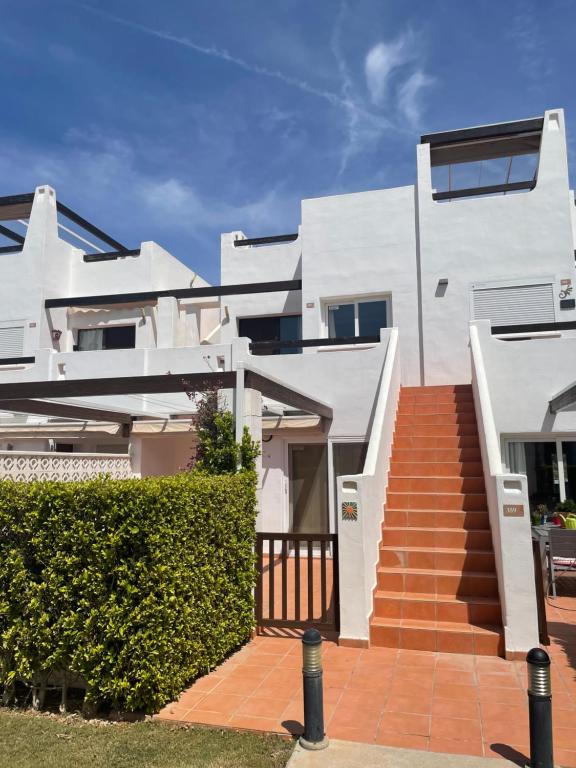 una casa blanca con escaleras delante en Condado de Alhama Murcia, en Alhama de Murcia