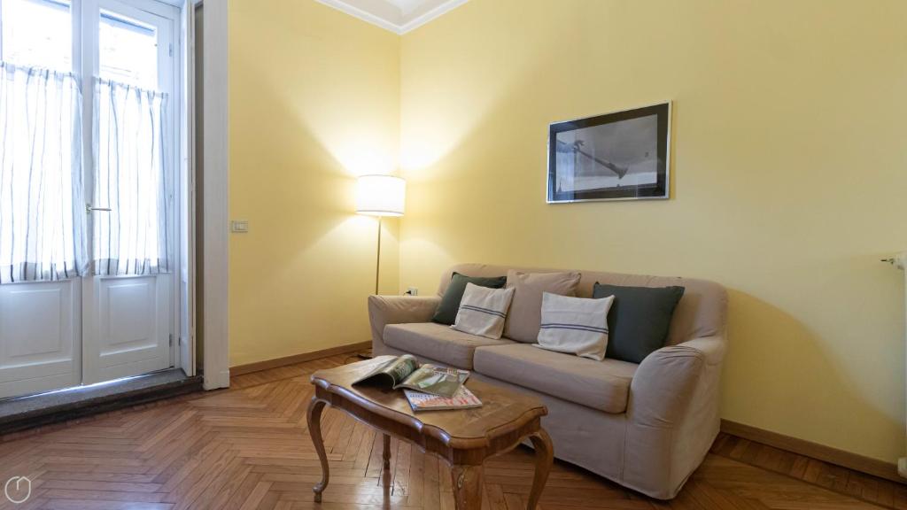 米蘭的住宿－Italianway - Belfiore 9，客厅配有沙发和桌子