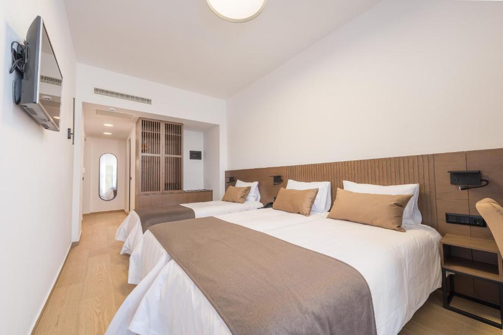 Postel nebo postele na pokoji v ubytování Lesvion Hotel