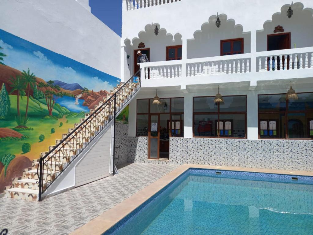 dom z basenem i malowidłem w obiekcie Dar Ilyana w mieście Aït Tiourhza