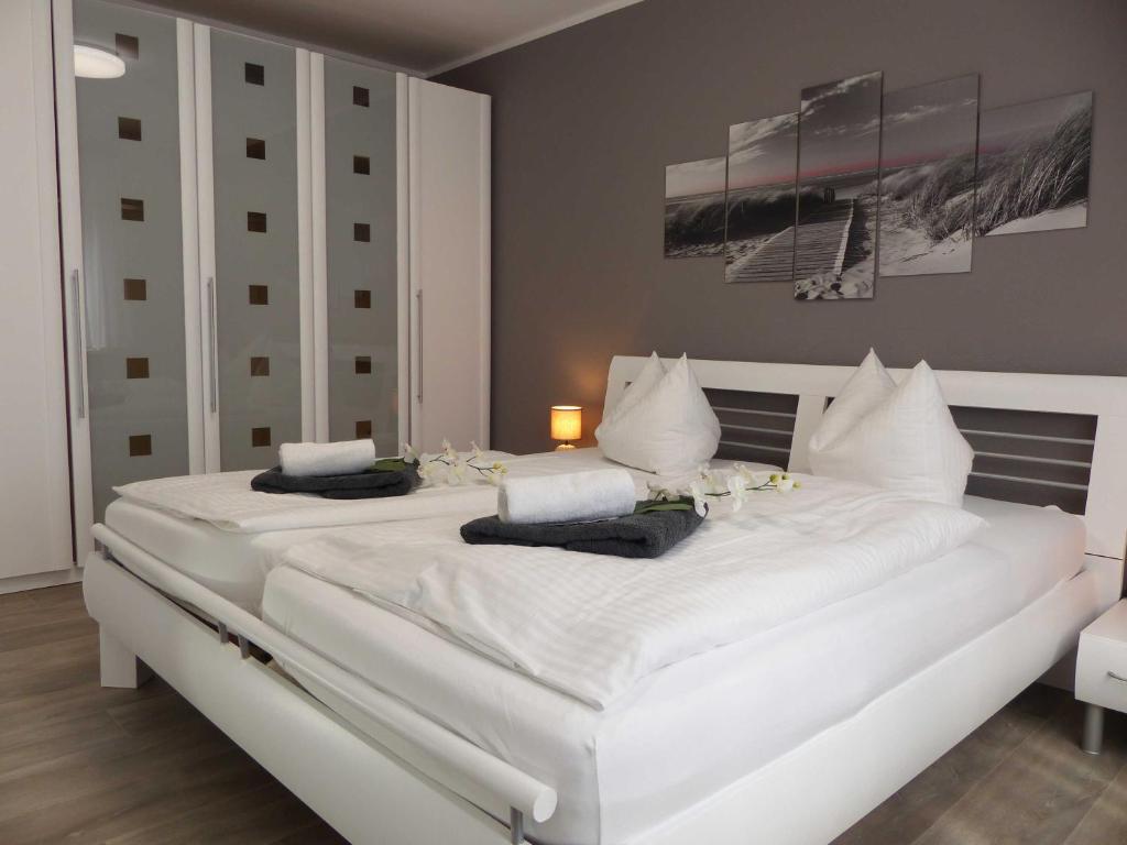 ツィノヴィッツにあるFerienwohnung zur Ostsee 3の白い枕が付いた大きな白いベッド