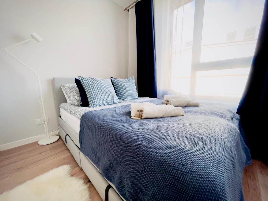 1 dormitorio con 1 cama con toallas en Golden Tobaco, en Łódź
