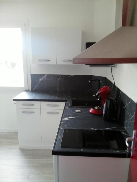Kuchyňa alebo kuchynka v ubytovaní Au Tromp l'oeil Studio ou T2