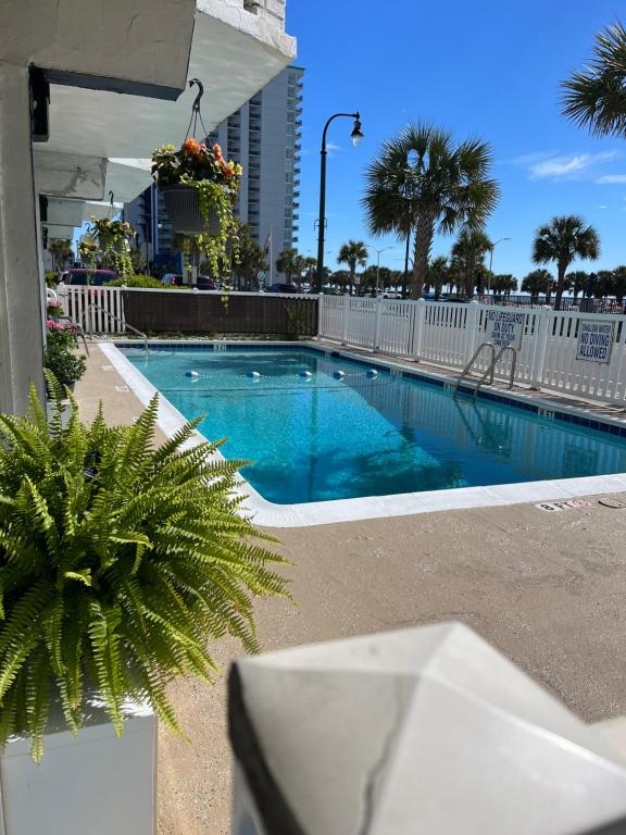 uma piscina no meio de um edifício em The anchor hotel em Myrtle Beach