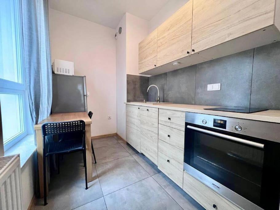 Kuchyňa alebo kuchynka v ubytovaní K22 Komputerowa Warsaw Apartments