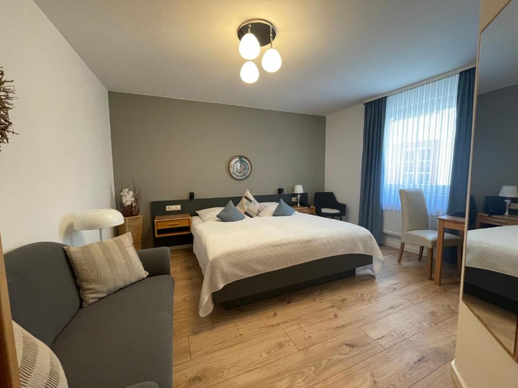 Postel nebo postele na pokoji v ubytování Hotel Saarburger Hof