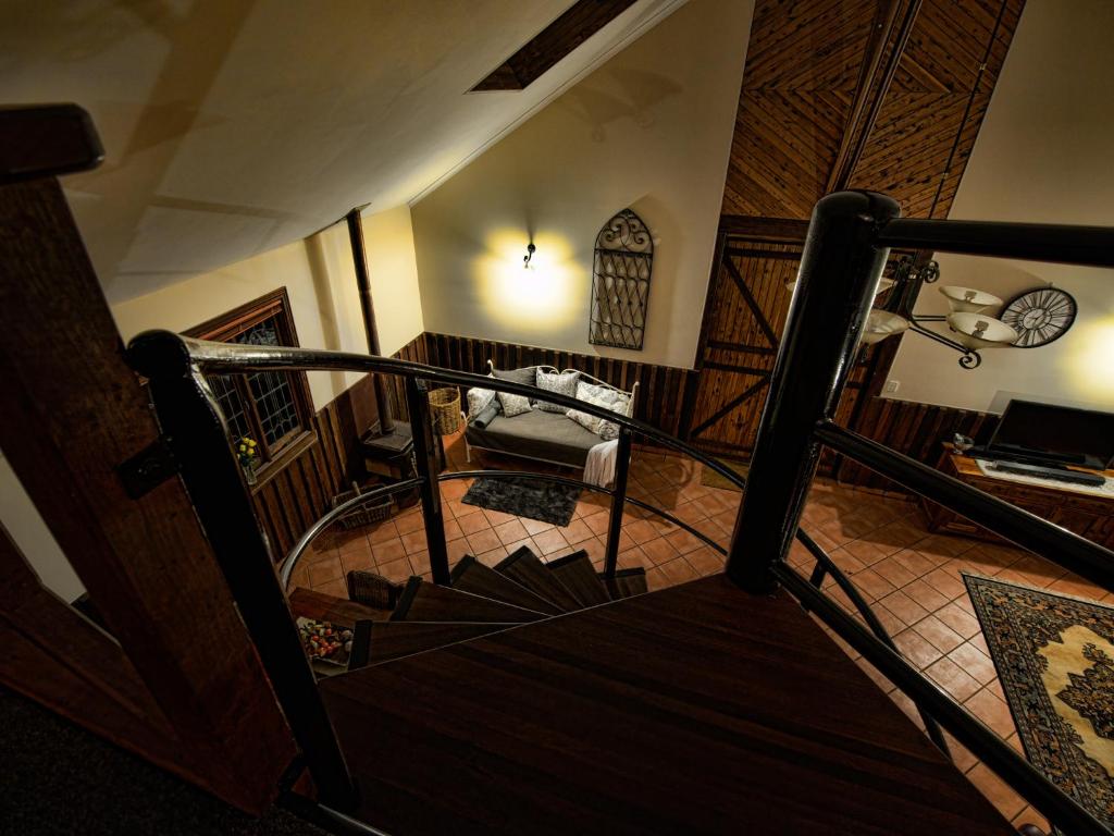 een wenteltrap in een huis met een trapleuning bij Oak Tree Barn Bridgetown in Bridgetown
